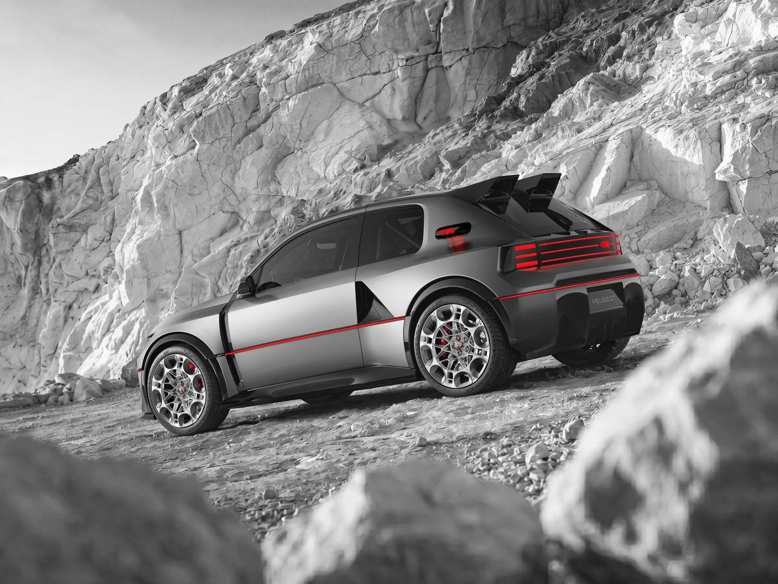 Peugeot E-T16 Paris’in parlayan yıldızı oldu!
